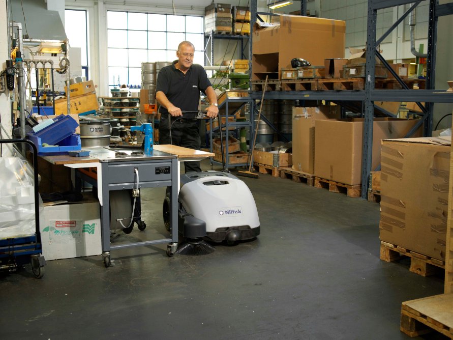 Nilfisk Terra 28B Balai mécanique accompagné – Image 7