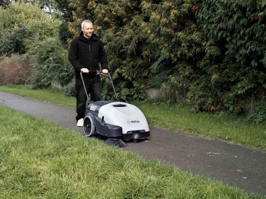 Nilfisk Terra 28B Balai mécanique accompagné – Image 4